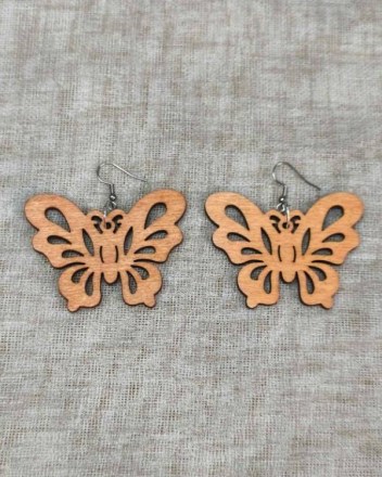 2  σκουλαρικια ξυλινα πεταλουδες (1)